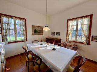 Villa rossa con portico e giardino - 4