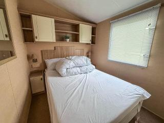 Cosy 6 Berth Caravan At St Osyth Beach Holiday Park In Essex Ref 28001Y - 2