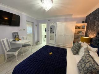 THE KNIGHTWOOD OAK a Luxury King Size Bed -En-Suite Space - LYMINGTON NEW FOREST with Private Entrance - Key Box entry-Free Parking & Private Outdoor Seating Area -Full Fibre WiFi -Town ,Shops , Pubs & Solent Way Walking Distance & Complimentary Breakfast - 8