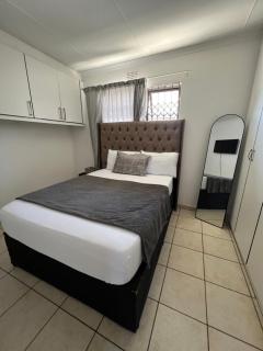 Zolas guest house - 6