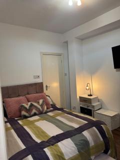 Modern 1-Bedroom Flat in Trendy Leytonstone - 9