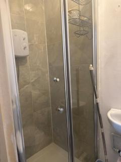 Modern 1-Bedroom Flat in Trendy Leytonstone - 2