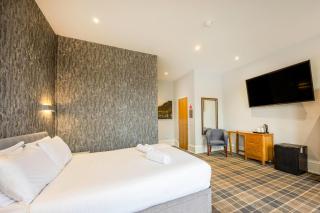 Crown Hotel & Bar - 1