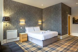 Crown Hotel & Bar - 4