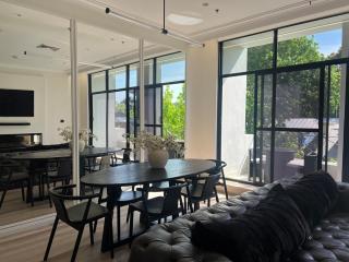 Peaceful Modern Luxe City View Suite with Parking - 7