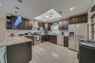 Central Plano 4-BD 2-BA Pool Retreat, Sleeps 10 - 3