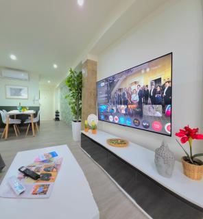 Modern Living Miramar II Elegant 3 Bedroom Stay in city center Walking distance to the trainstation and the beaches by NAMASTE ELITE - 0