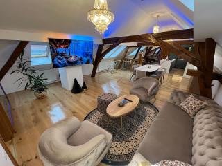 La Luna Royal Deluxe Luxury House with Pool & Jacuzzi, Bikes and Covered Parking - 2