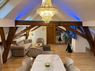 La Luna Royal Deluxe Luxury House with Pool & Jacuzzi, Bikes and Covered Parking - 1