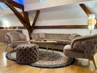 La Luna Royal Deluxe Luxury House with Pool & Jacuzzi, Bikes and Covered Parking - 8