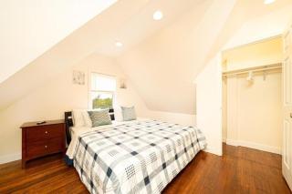 988 - 2 4BR Boston Cozy Getaway near Geneva Cliffs - 9