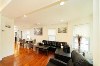 988 - 2 4BR Boston Cozy Getaway near Geneva Cliffs - 3