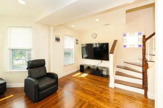 Comfortable 4BR Boston Getaway - Pet-Friendly - Near I-93 & Red Line 988 - 8