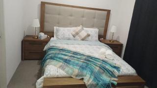 Quiet Master Bedroom with Ensuite, Kitchenette, Veranda & LakeView - 9