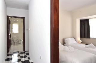 Bright and Central 2 Bedroom with Harbour view - 3