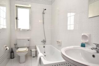 Bright and Central 2 Bedroom with Harbour view - 2