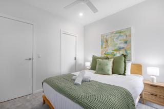 Gorgeous and Spacious 2BR Apartment, Parking and Views - 2