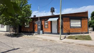 Casa Amplia 2 Dormitorios con Cochera Cerrada y Patio privado - 0