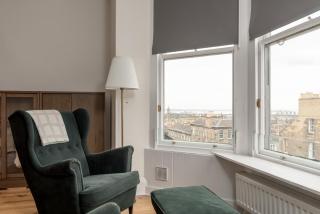 Elegant 2-Bedroom Apartment in Edinburgh New Town near Princes Street - 4