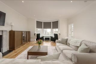Elegant 2-Bedroom Apartment in Edinburgh New Town near Princes Street - 9