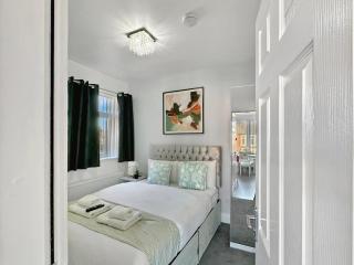 Granada Apartments Holmfield Rd - 0