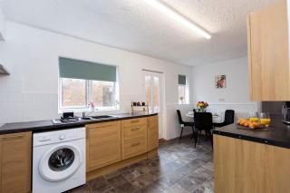 DiscountsContractorsWIFIFree ParkingSmart TV - 6