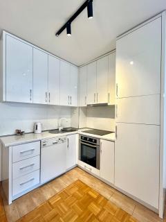 Cozy 1 Bedroom and Private Parking - 3