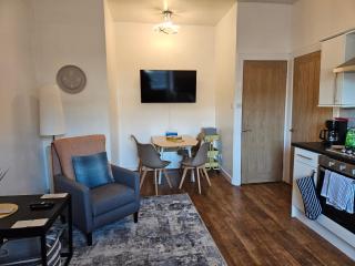 Old Town Edinburgh Apt, walk to Castle & Royal Mile, Museums - 1