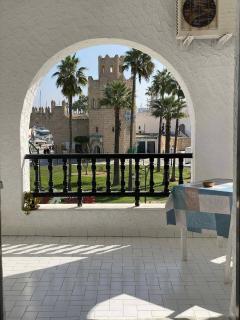 Bungalow avec salon, une chambre, et balcon avec vue sur le port à Port El Kantaoui, Sousse - 1