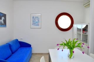 Flat in a seafront building with swimming pool - 8