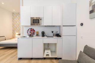 Modern and Bright- 2 Bd 2 Bth - Center - 6