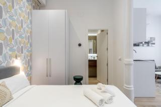 Modern and Bright- 2 Bd 2 Bth - Center - 1