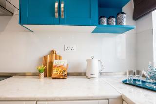 Stunning Holiday Villa with a Heated Jacuzzi - 3