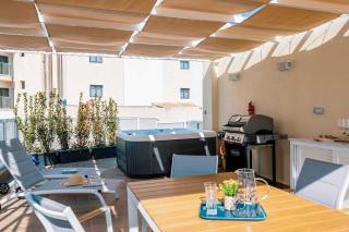 Stunning Holiday Villa with a Heated Jacuzzi - 5