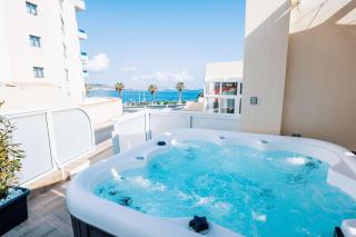 Stunning Holiday Villa with a Heated Jacuzzi - 2