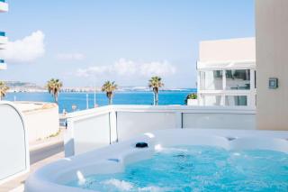Stunning Holiday Villa with a Heated Jacuzzi - 1