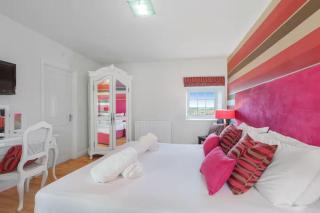 Near Bamburgh - 3 Bedrooms 2 Bathrooms - Stunning Walks and Views - Dog Friendly - Log Fire - Outdoor Seating and Eating - Off Street Parking - Quiet Rural Location - Fast Wifi - 9