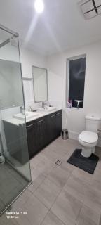 Quiet Master Bedroom with Ensuite, Kitchenette, Veranda & LakeView - 4