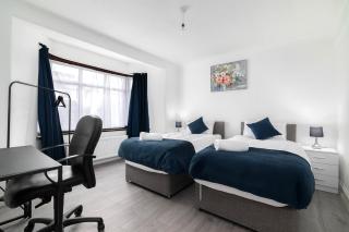 Refurbished 4-Bed Family Home-Near Central London - 8