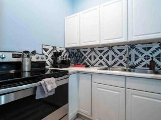 Jungle House Luxury Homes - Columbus Downtown Short North - Near Convention Center & Nationwide Arena - Sleeps up to 20 - Free Parking - Over 5,800 Five Stars - 4