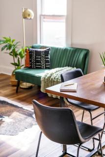 Jungle House Columbus Sleep 16 Downtown Ohio Free Parking - Near Convention Center & Nationwide Arena - 4BR Luxury Home - Pet Friendly - Over 5,800 Five Stars - 8