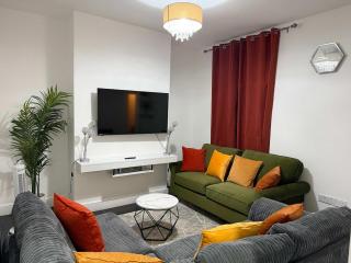 Spacious 4 Bed Cardiff House Near City Centre with Parking - 0