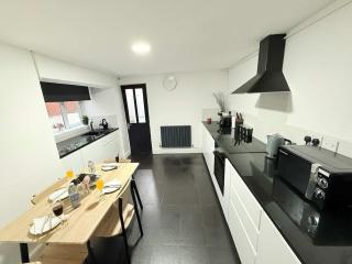 Spacious 4 Bed Cardiff House Near City Centre with Parking - 5