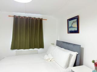 Spacious 4 Bed Cardiff House Near City Centre with Parking - 7