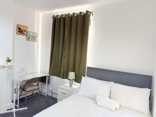 Spacious 4 Bed Cardiff House Near City Centre with Parking - 8