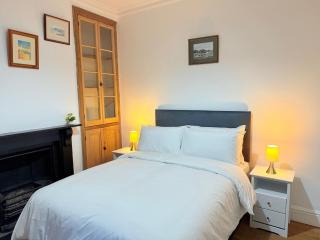 Spacious 4 Bed Cardiff House Near City Centre with Parking - 6