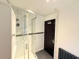 Spacious 4 Bed Cardiff House Near City Centre with Parking - 4