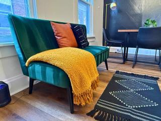 Jungle House Columbus Sleep 16 Downtown Ohio Free Parking - Near Convention Center & Nationwide Arena - 4BR Luxury Home - Pet Friendly - Over 5,800 Five Stars - 7