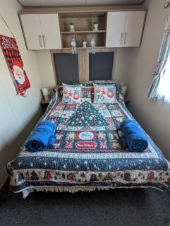 Hot Tub Getaways The Oakley 8 berth caravan with hot tub and quiet setting - 3