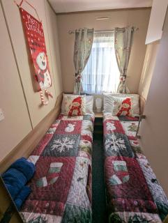 Hot Tub Getaways The Oakley 8 berth caravan with hot tub and quiet setting - 4